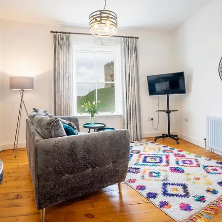 Peckitt Street Apartment *