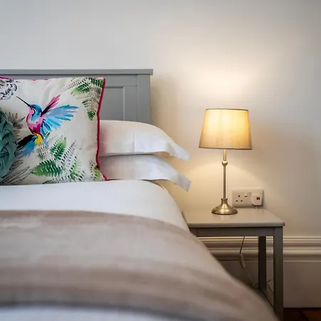 Peckitt Street Apartment *