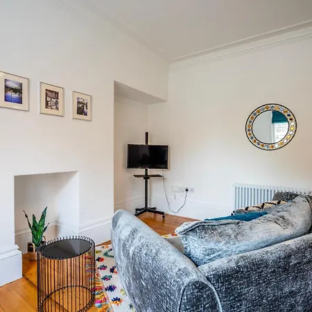 Peckitt Street Apartment *