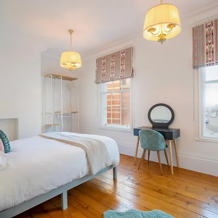 Peckitt Street Apartment *